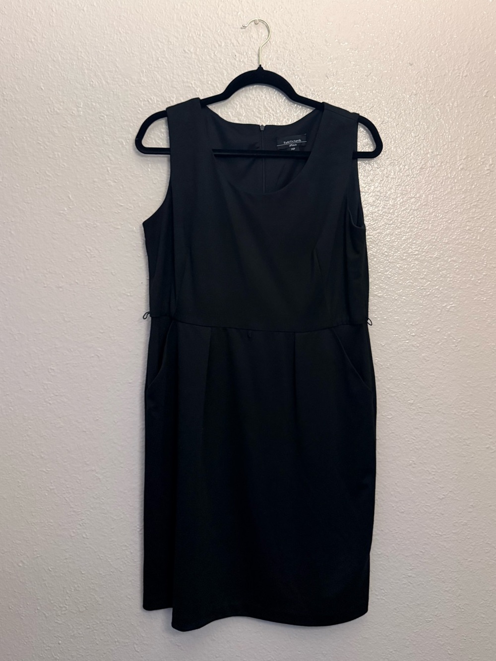 Black Sleeveless Sheath Dress